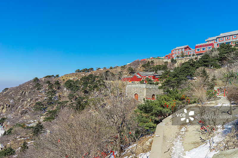 中国山东泰安国内著名景点泰山风景区，高视角俯拍碧霞祠寺庙宫殿屋脊，户外白昼无人图像摄影图片素材