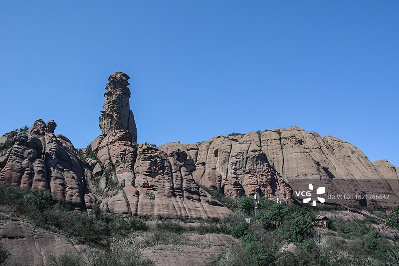 弋阳龟峰 “老人峰” 丹霞峰林全景，赤壁丹崖的磅礴气势图片素材