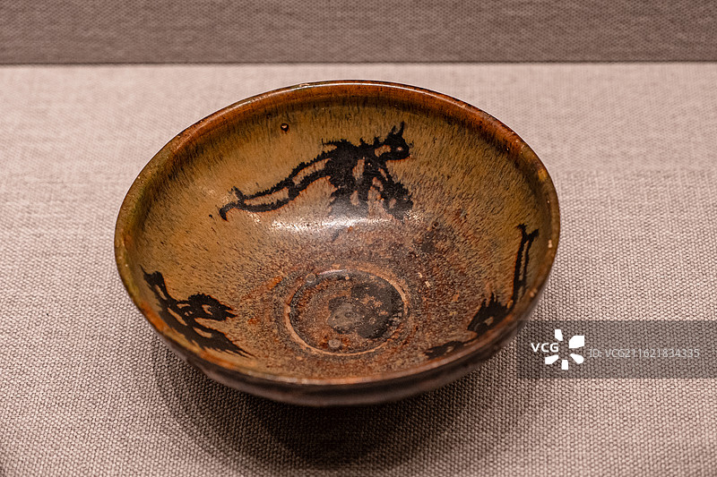 南宋 吉州窑黑釉剪纸贴花凤纹碗 故宫博物院图片素材