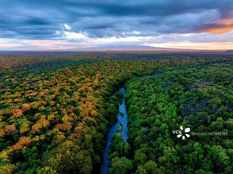 中国吉林延边安图县长白山自然保护区日落航拍图片素材