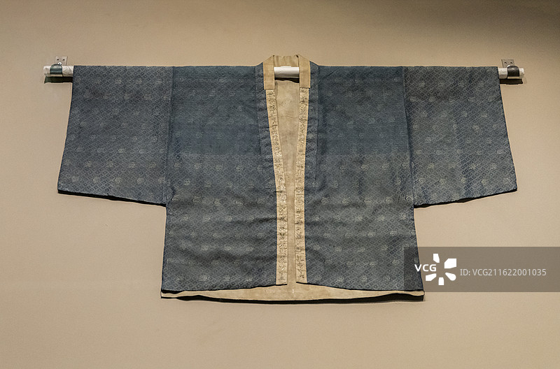 河北隆化鸽子洞藏元代丝织品展：蓝地菱格卍字龙纹双色锦对襟棉袄（元，丝，隆化民族博物馆藏）图片素材