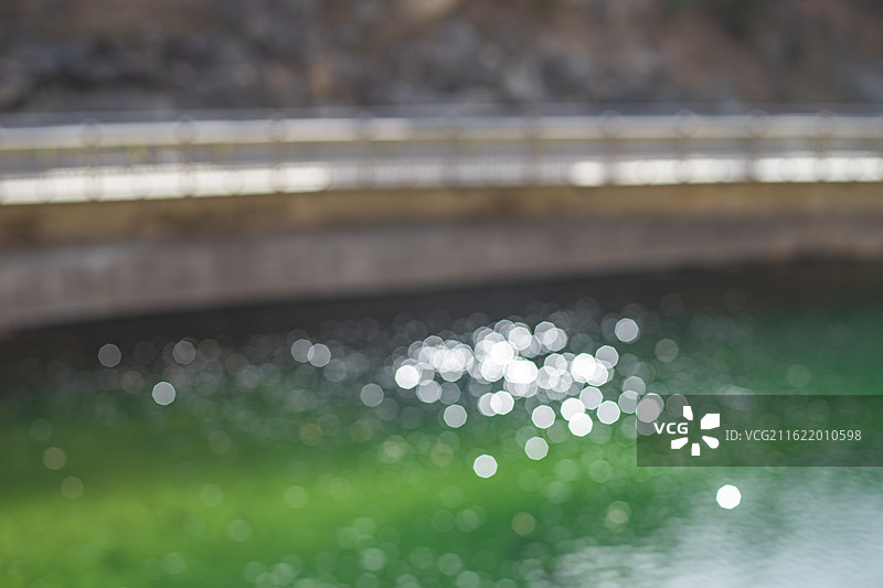 中国自然风光拍摄主题，拍摄湖泊水面波光粼粼的波浪波纹，户外白昼无人图像摄影图片素材