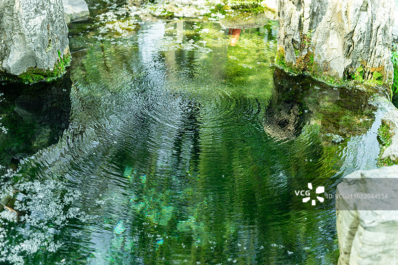 中国5A级旅游景区拍摄主题，山东省济南市黑虎泉的假山石和泉水，户外白昼无人图像摄影图片素材