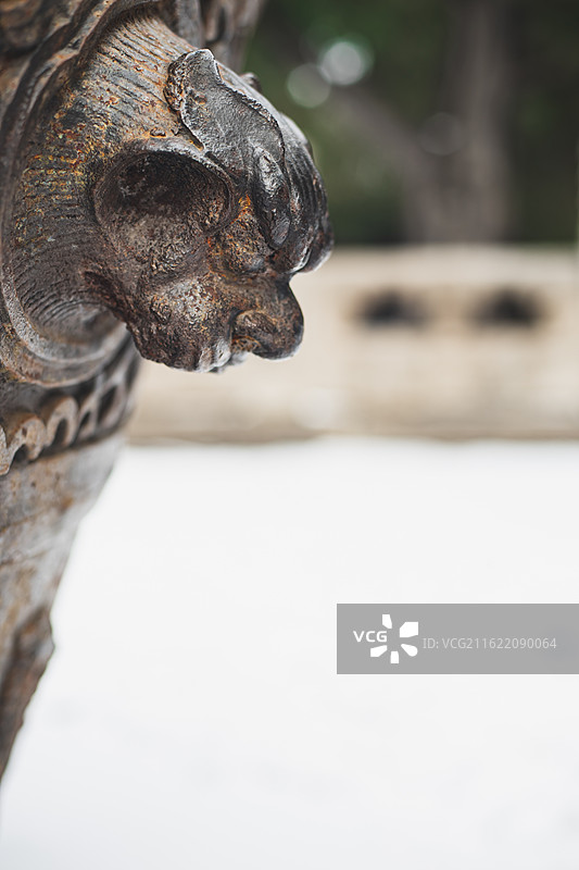 中国山东省泰安市泰山区泰山旅游景区著名景点，岱行宫里的生铁门海大水缸和神兽雕塑，户外无人图像摄影图片素材