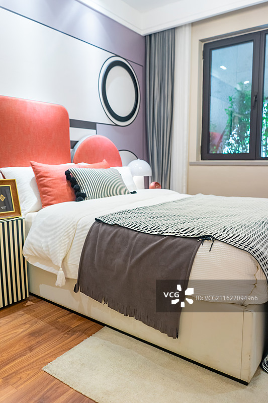 中国房地产城市生活室内环境居家环境拍摄主题，卧室里的双人床，书桌，装饰物，室内无人图像摄影图片素材