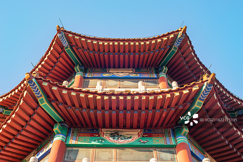 中国山东省泰安市泰山区泰山旅游景区著名景点，虎山公园水库山顶上的虎山阁亭子，户外白昼无人图像摄影图片素材