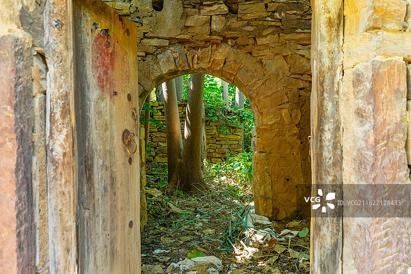 中国山东省泰安市肥城县湖屯镇吕仙村小泰山景区，古老的传统木制大门狮子叩门门环，户外白昼无人图像摄影图片素材