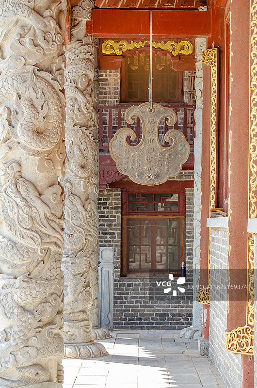 中国山东泰安肥城吕仙景区湖屯镇陶山陶公幽栖寺（西幽寺）遗址，西方三圣殿回廊，户外白昼无人图像摄影图片素材