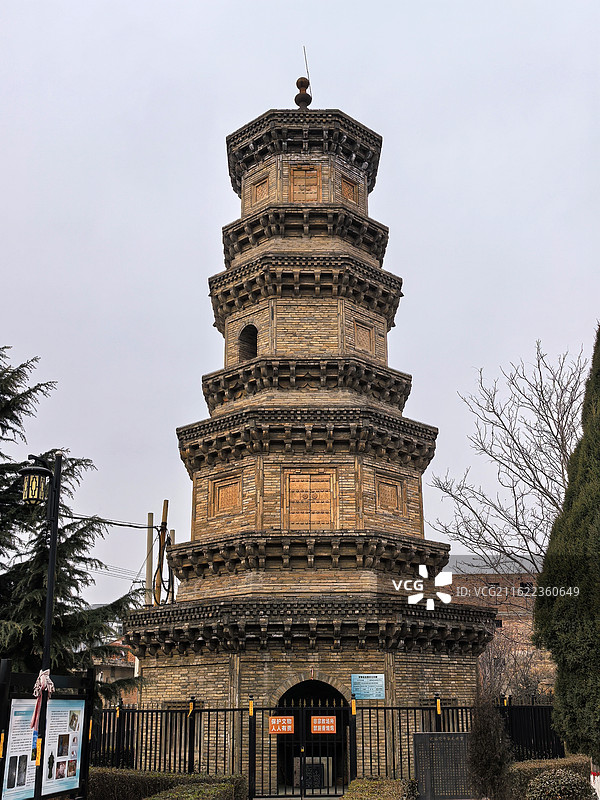 山西省阳泉市平定县冠山天宁寺双塔图片素材