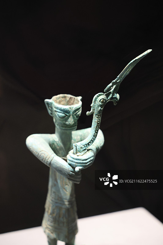 中国国家博物馆展品--青铜持鸟立人像（商）图片素材