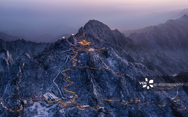 河南洛阳栾川县老君山 雪落老君山 夜染金顶华灯图片素材