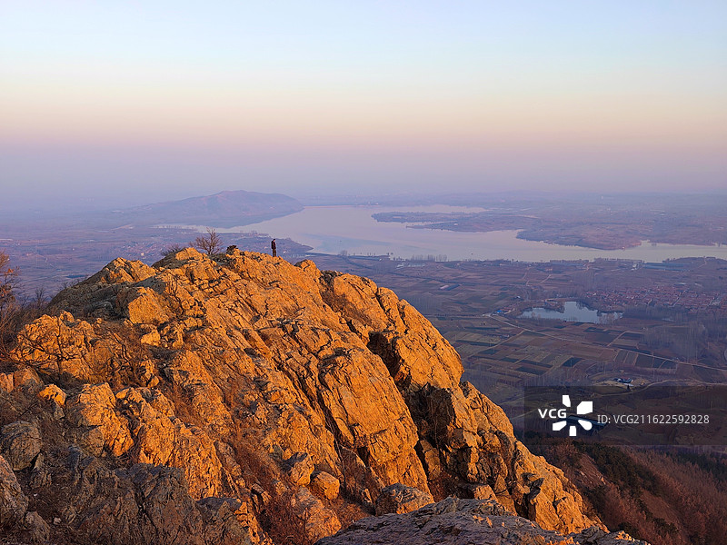 春节大年初一，攀爬莒县屋楼崮看日出图片素材