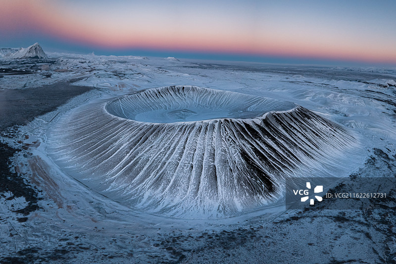 Hverfjall（惠尔火山）  这是位于冰岛北部米湖附近的火山，一座极具标志性的凝灰岩环形火山。图片素材