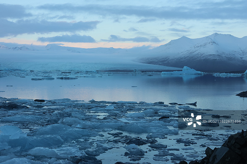 冰岛杰古沙龙冰河湖绝美自然风光，瓦特纳冰川蓝冰浮冰漂浮湖面，钻石沙滩晶莹剔透，极光映照冰河，纯净辽阔图片素材