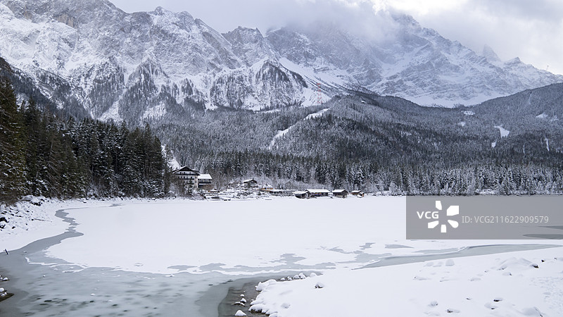 德国楚格峰冬季风景和阿尔卑斯山脉图片素材