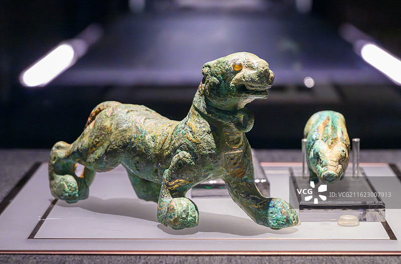 青铜动物玩具（虎），刘充国墓出土，西汉，南昌汉代海昏侯国遗址博物馆藏图片素材