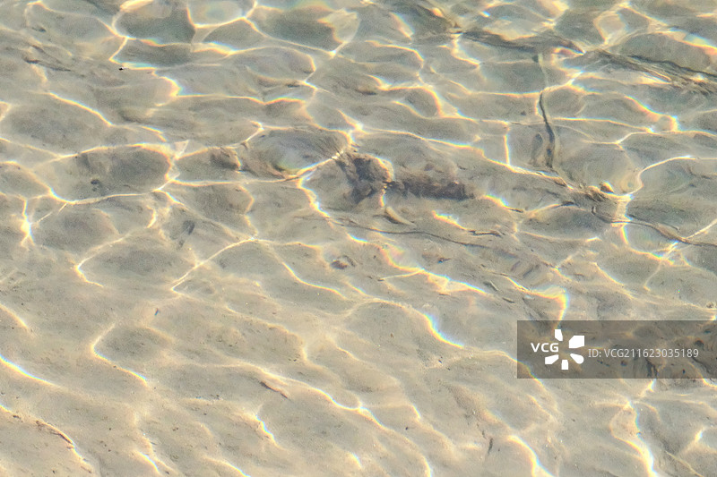 阳光照耀虾的清澈河水。水波纹波光粼粼背景图壁纸图片素材