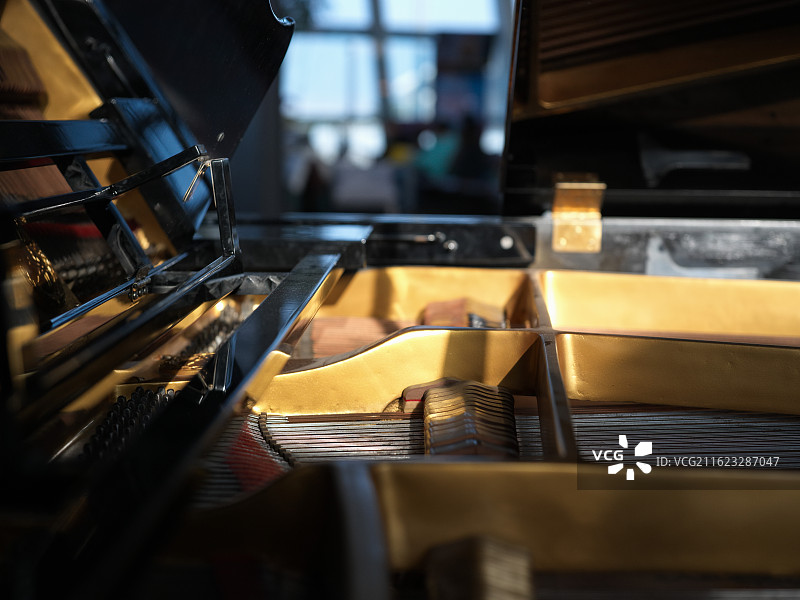 钢琴内部机械结构特写图片素材