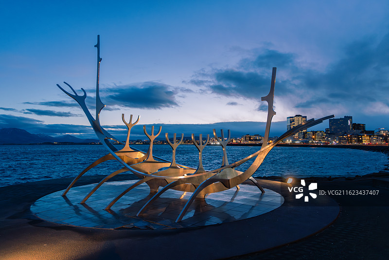 冰岛雷克雅未克首都海边海鸥海景日出图片素材