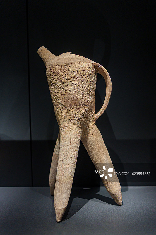 四川广汉三星堆博物馆内，一件三足陶鬶静静陈列，古朴造型尽显古蜀先民的生活智慧图片素材