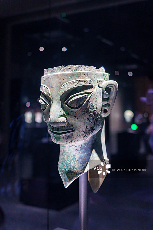 四川广汉三星堆博物馆内，青铜人头像线条柔和，绿锈覆身，尽显古蜀文明的神秘与细腻图片素材