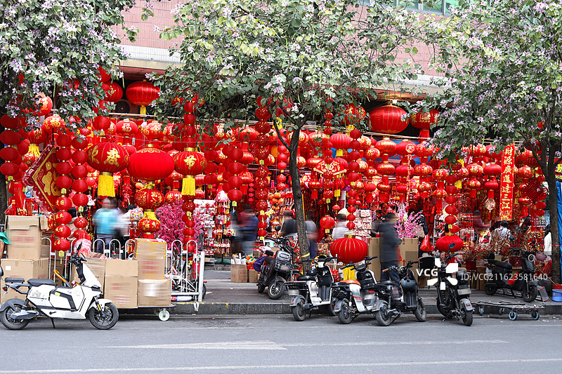中国传统节日春节的年货一条街人们在挑选春联对联福字灯笼图片素材
