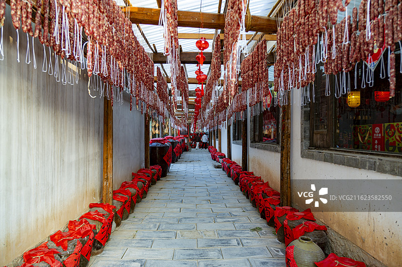 中国传统白酒，地面上堆放成坛的酒缸图片素材