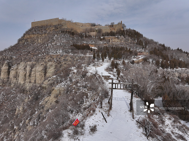 山西晋中市青龙寨迁善庄寨址雪后山巅古堡遗址与登山小径图片素材