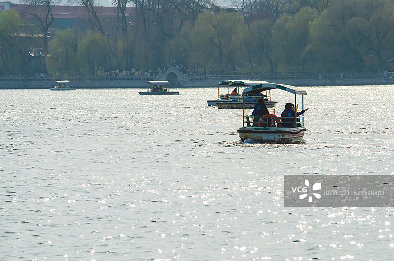 中国成功公园自然风光和休闲娱乐拍摄主题，正在湖水中划船的游客，户外白昼无人图像摄影图片素材
