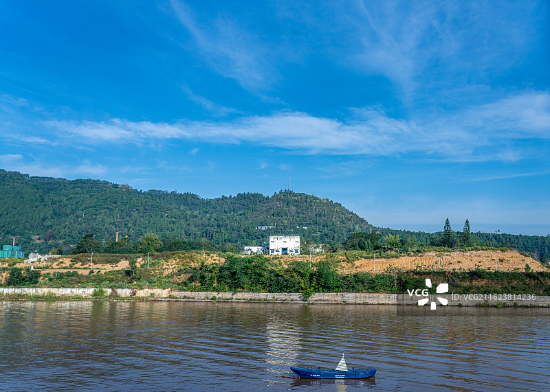 国际著名景点  长江三峡 沿岸风景 江面 建筑 游船等图片素材