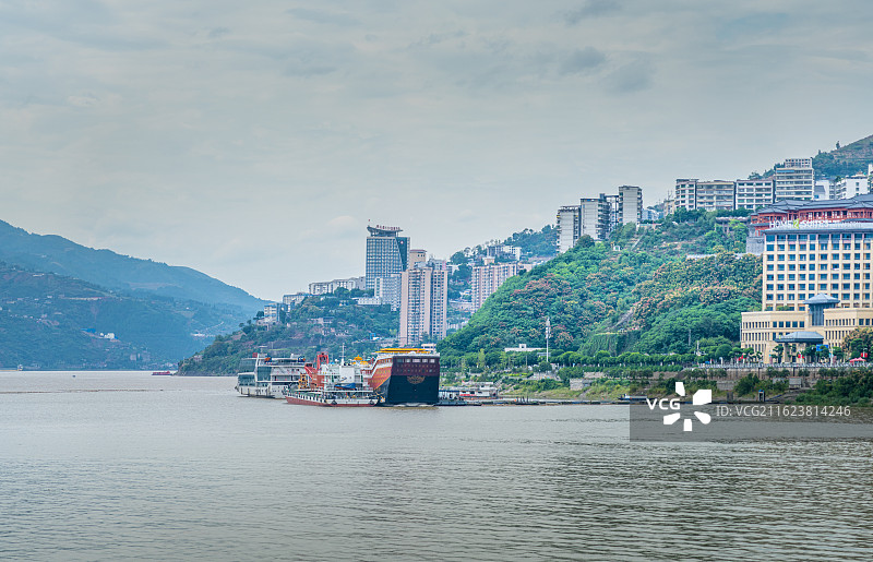 国际著名景点  长江三峡 沿岸风景 江面 建筑 游船等图片素材