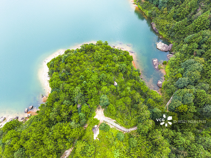 俯瞰湖畔绿林小径图片素材