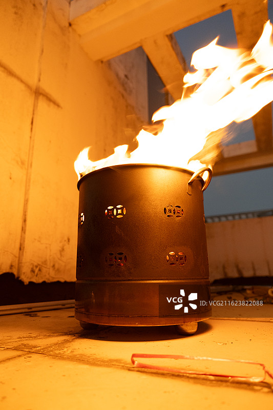 火焰燃烧的金属火盆图片素材