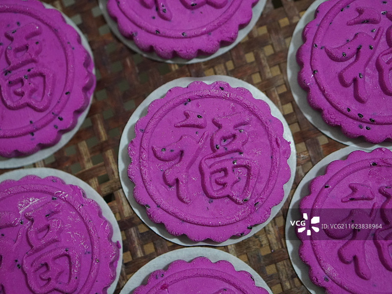 妈妈的味道 美食技艺 火龙果味福字粑粑（蒸熟前）图片素材