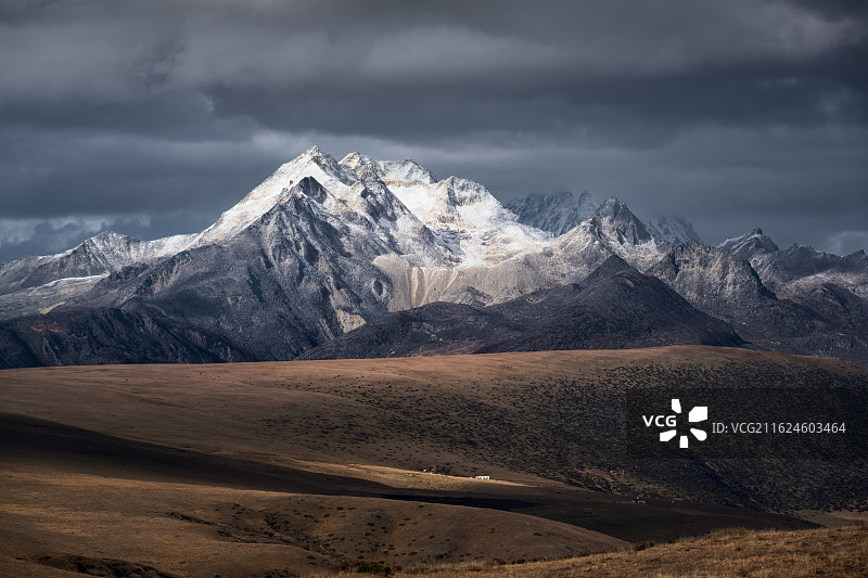 川西S434省道上深秋阴云下的雪山图片素材