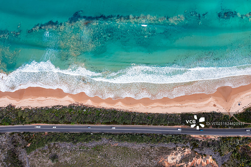 贴着海岸线的公路图片素材