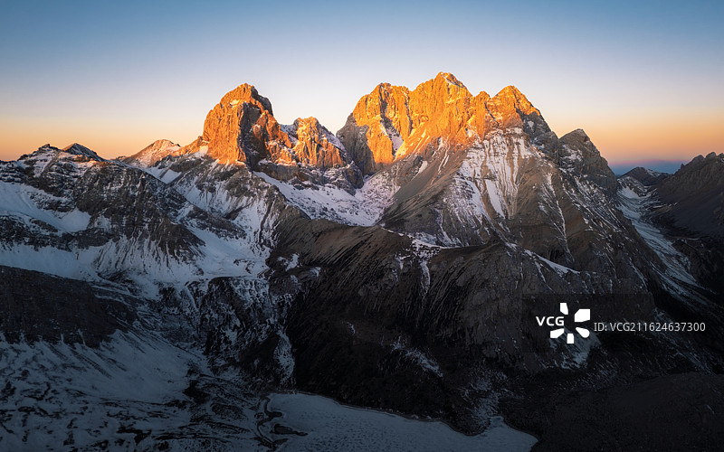红星岩雪山日出图片素材