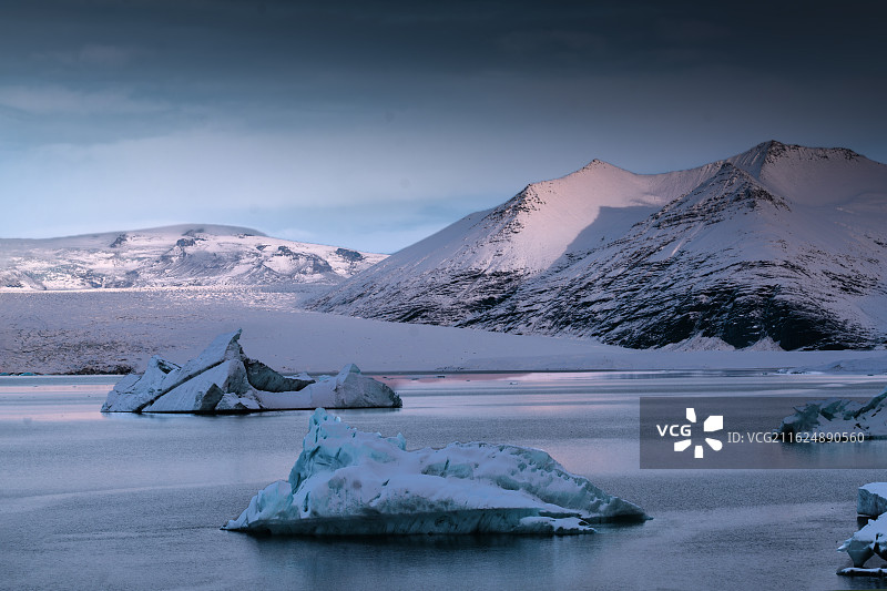 每一块浮冰都是时光凝固的诗行 — 冰岛杰古沙龙冰河湖图片素材