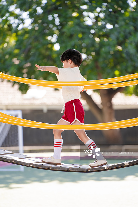 儿童游乐场快乐玩耍的小男孩图片素材