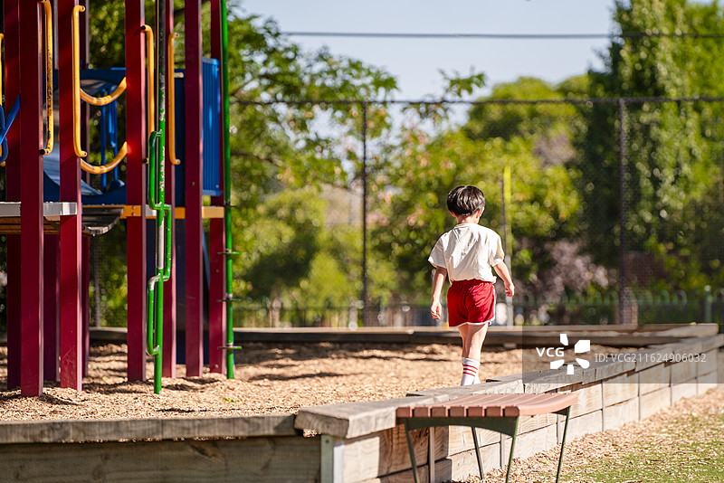 儿童游乐场快乐玩耍的小男孩图片素材