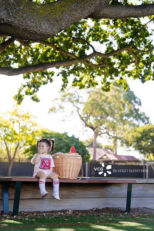 儿童游乐场快乐玩耍的两岁小女孩图片素材