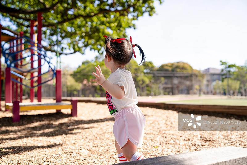 儿童游乐场快乐玩耍的两岁小女孩图片素材