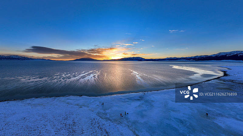 晨光中的新疆赛里木湖风光图片素材