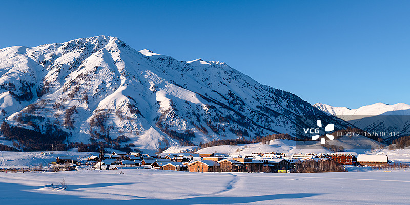雪山村落图片素材