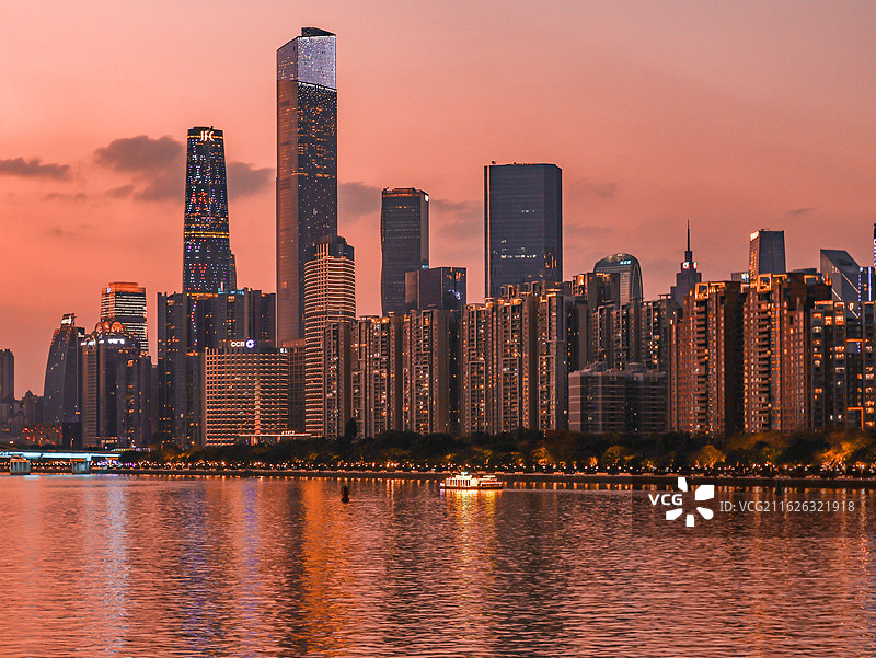 傍晚时分的广州市珠江新城图片素材