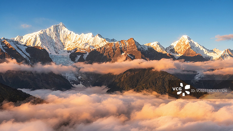 梅里雪山的景色图片素材