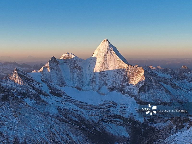 稻城亚丁央迈勇日照金山图片素材