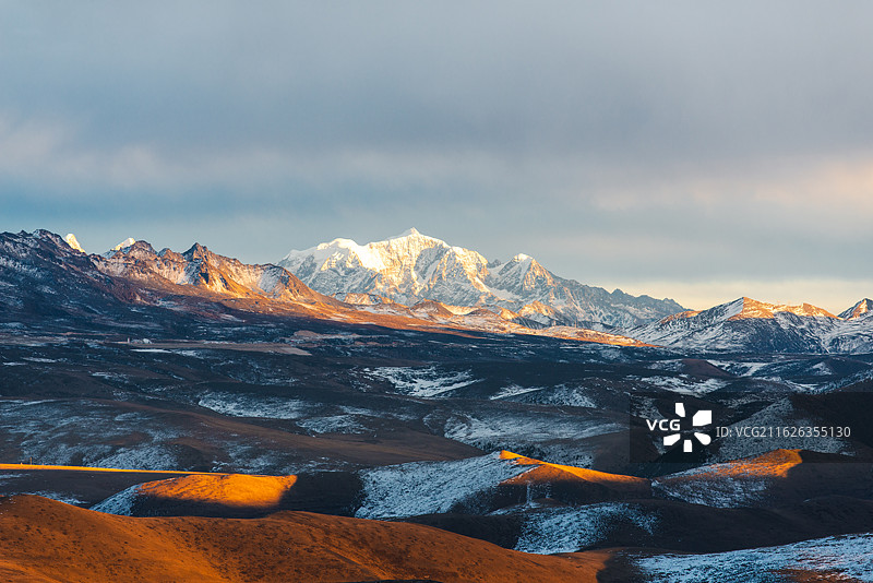 川西鱼子西冬季日落贡嘎群山图片素材