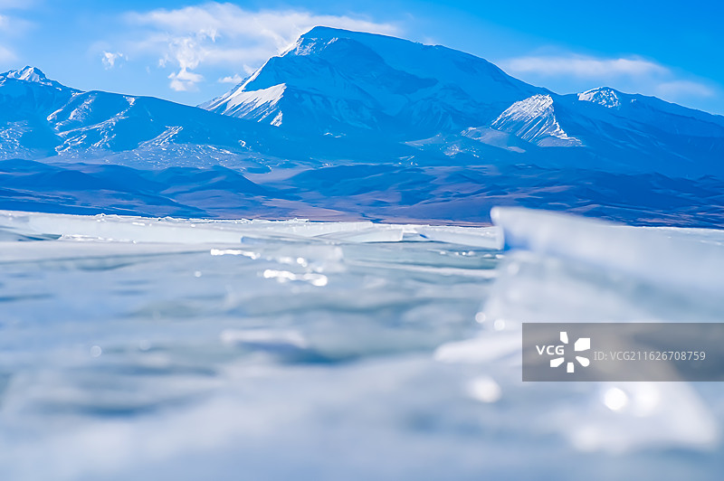 西藏拉昂措鬼湖冰面与冈仁波齐雪山全景图片素材