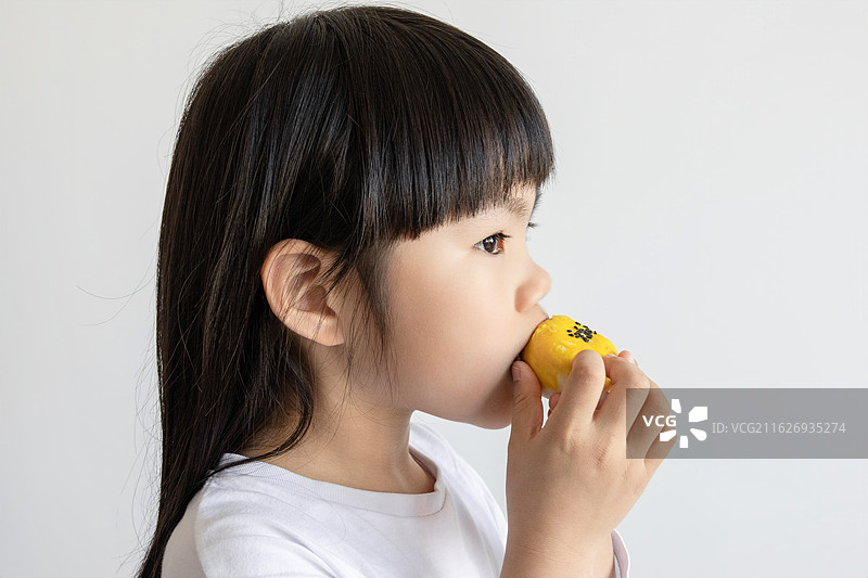 小女孩在吃点心图片素材